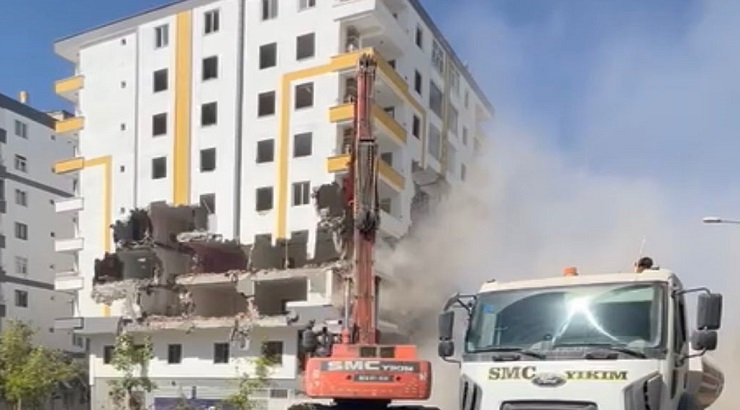  VİDEO HABER- Diyarbakır'da ağır hasarlı bina yıkım sırasında aniden çöktü