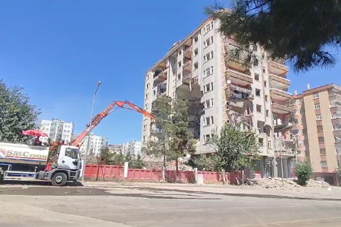 Yıkımı devam eden ağır hasarlı apartman ortadan ikiye ayrıldı