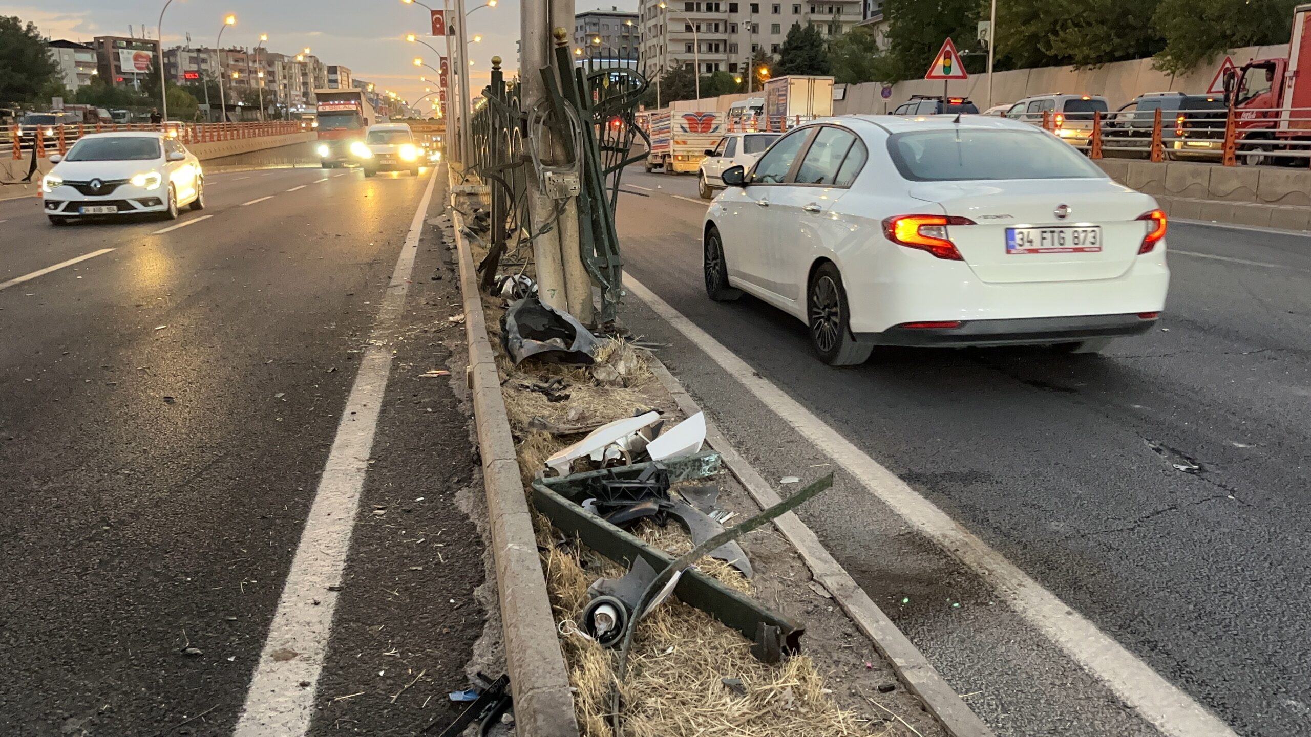 Diyarbakır'da hızını alamayan araç refüje çarptı: 3 yaralı