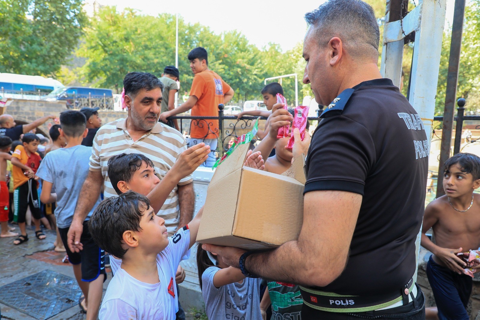 Diyarbakır polisinden anzelede çocuklara dondurma ikramı