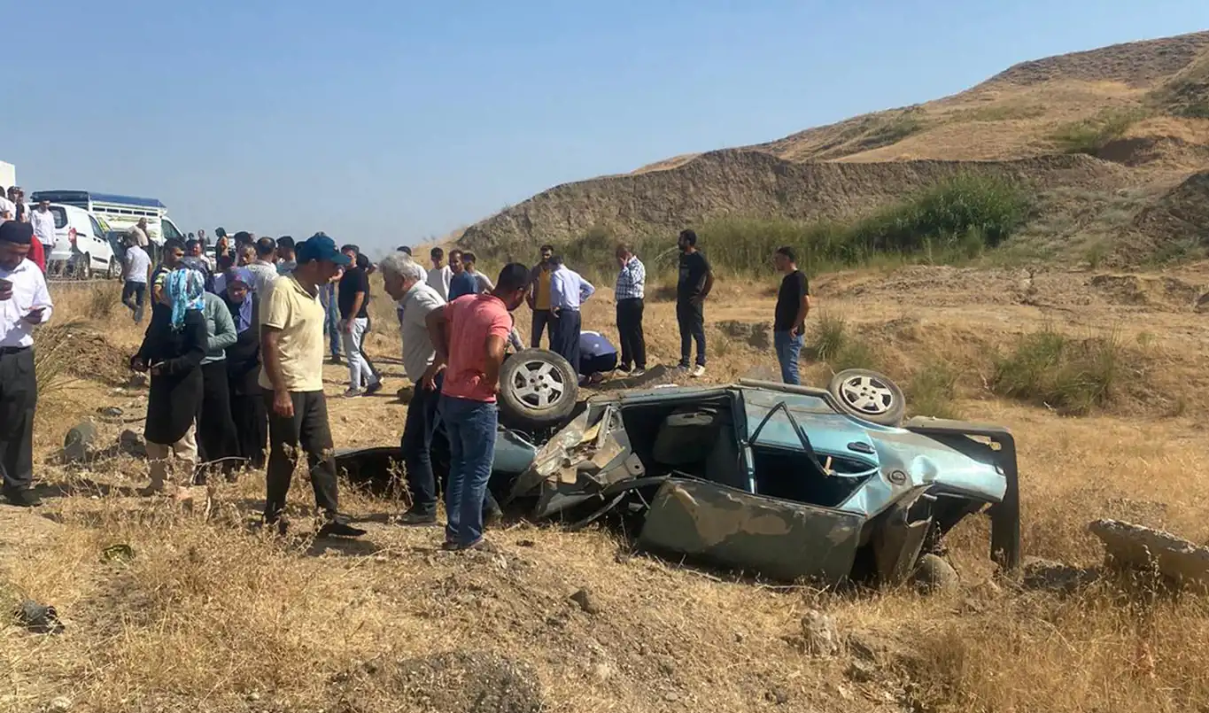 Otomobil hurdaya döndü:  Bir çocuk öldü, 9 kişi yaralandı