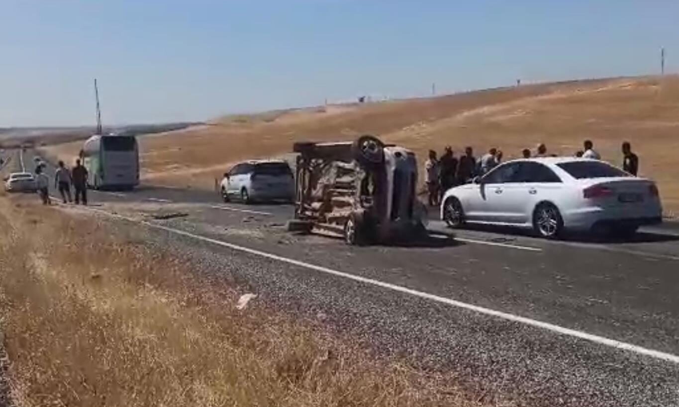 Diyarbakır'da önündeki aracı sollamaya çalışan  araç yan yattı