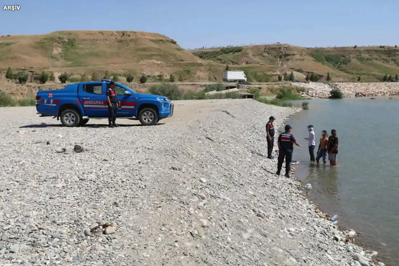 Sulama kanalına giren anne ve iki çocuğu akıntıya kapıldı