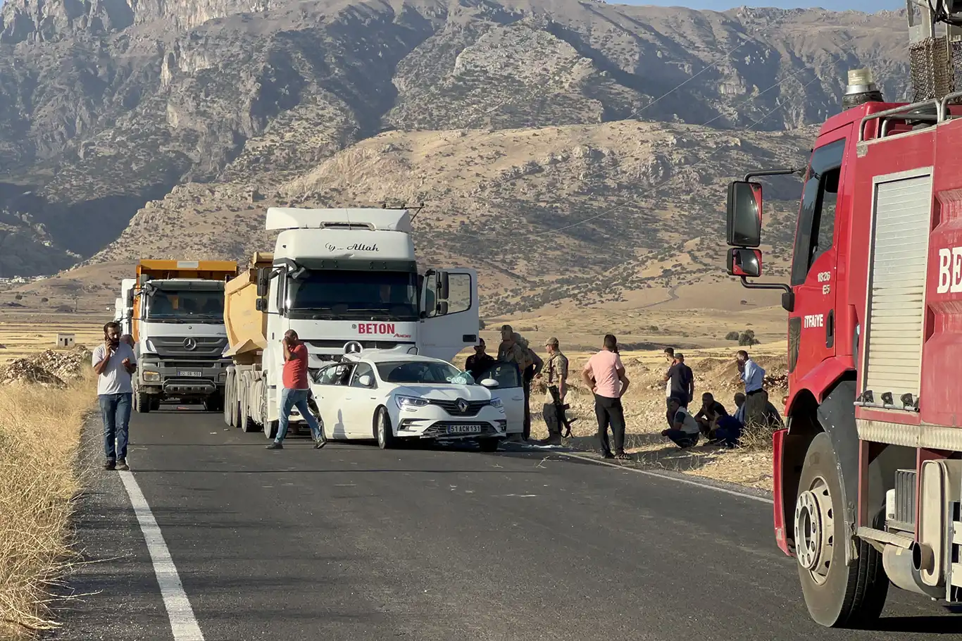 Tır çarptığı otomobili metrelerce sürükledi: 1 ölü 2 yaralı