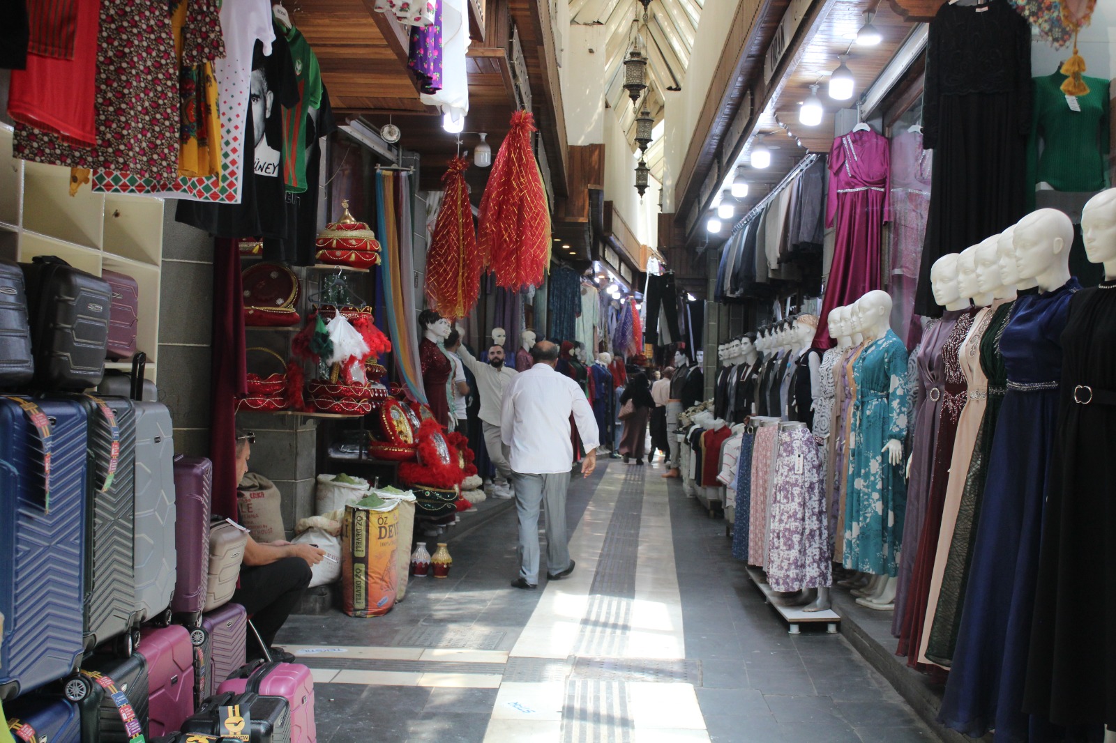 Diyarbakır’da etkili olan sıcak hava esnafı vurdu; İş yapamıyoruz!