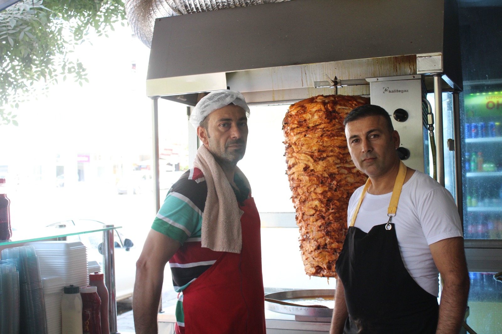 80 derece sıcakta çalışan döner ustaları sıcağa meydan okuyor