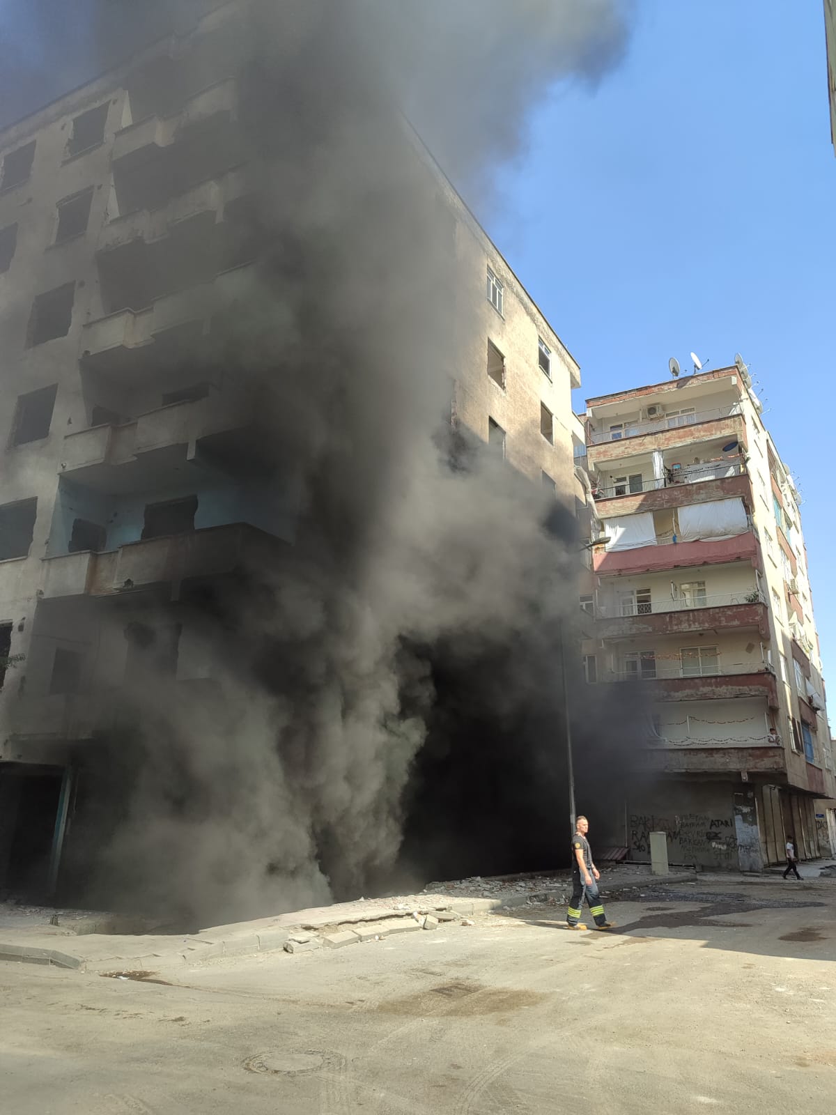 Diyarbakır'da ağır hasarlı binada korkutan yangın!