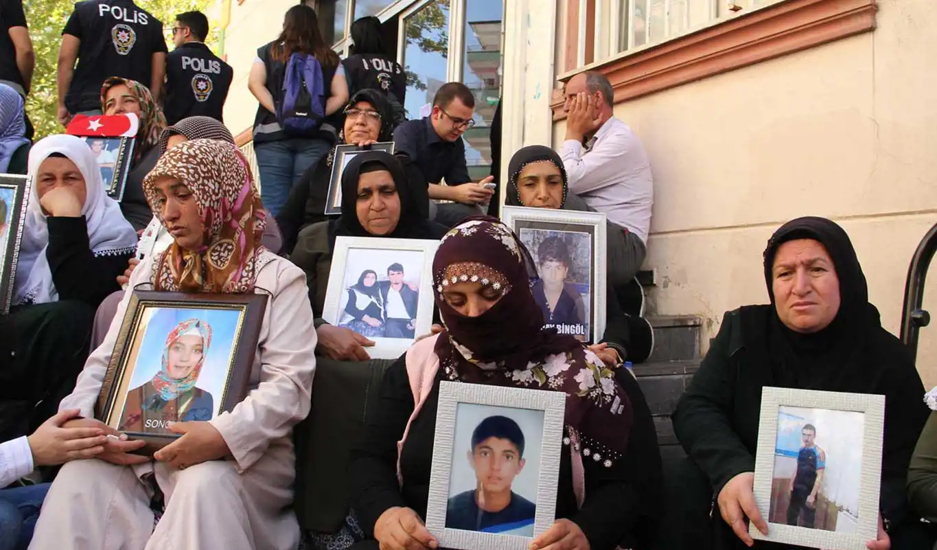 Bakan Yerlikaya'dan evlat nöbetindeki annelerin 5'nci yıl paylaşımı