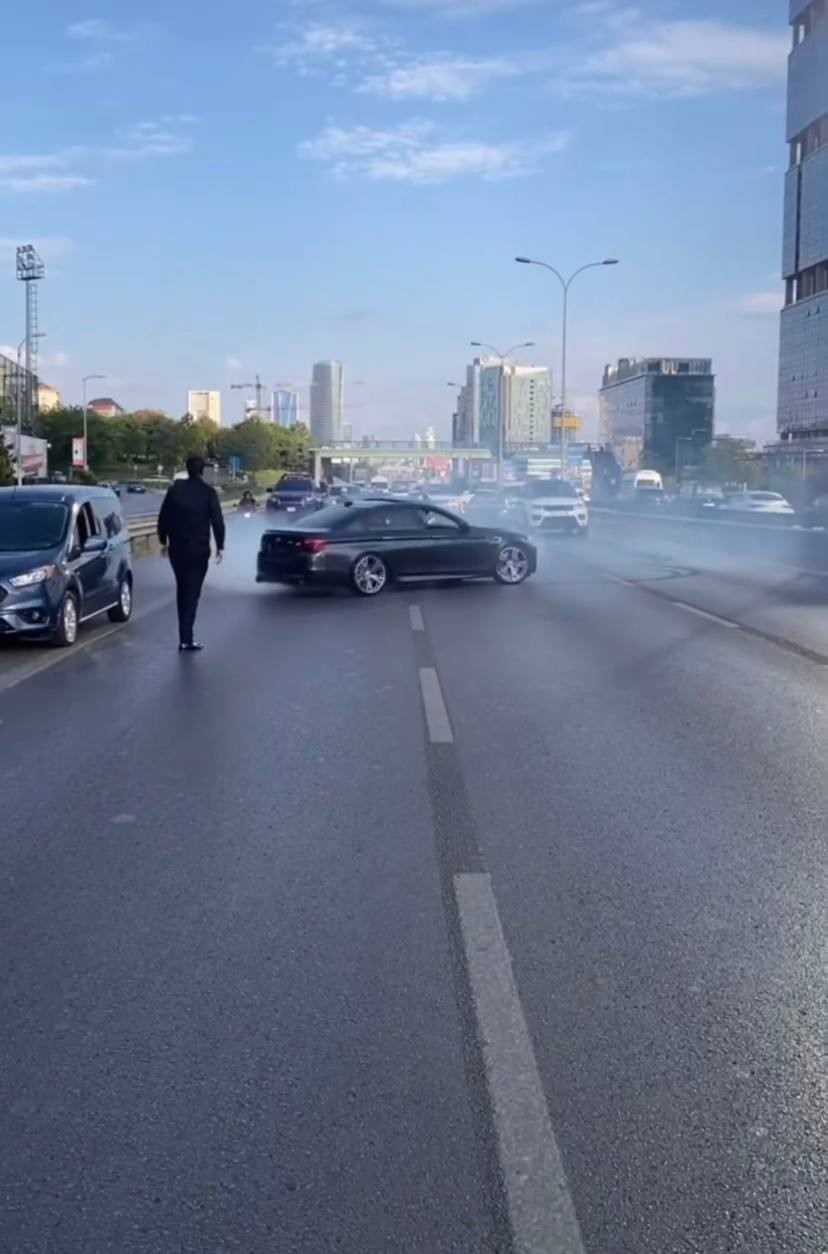 Düğün konvoyundaki araçlar otobanda yol kesip drift attı