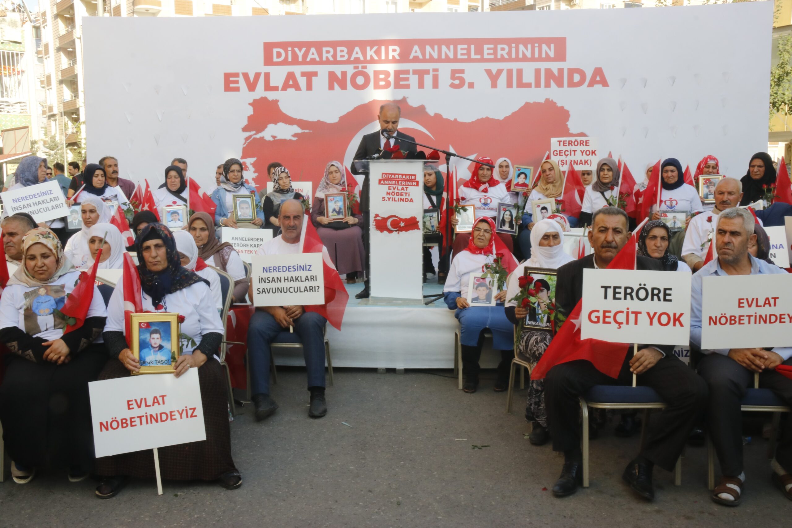 Bakan Yardımcıları Diyarbakır anneleriyle buluştu