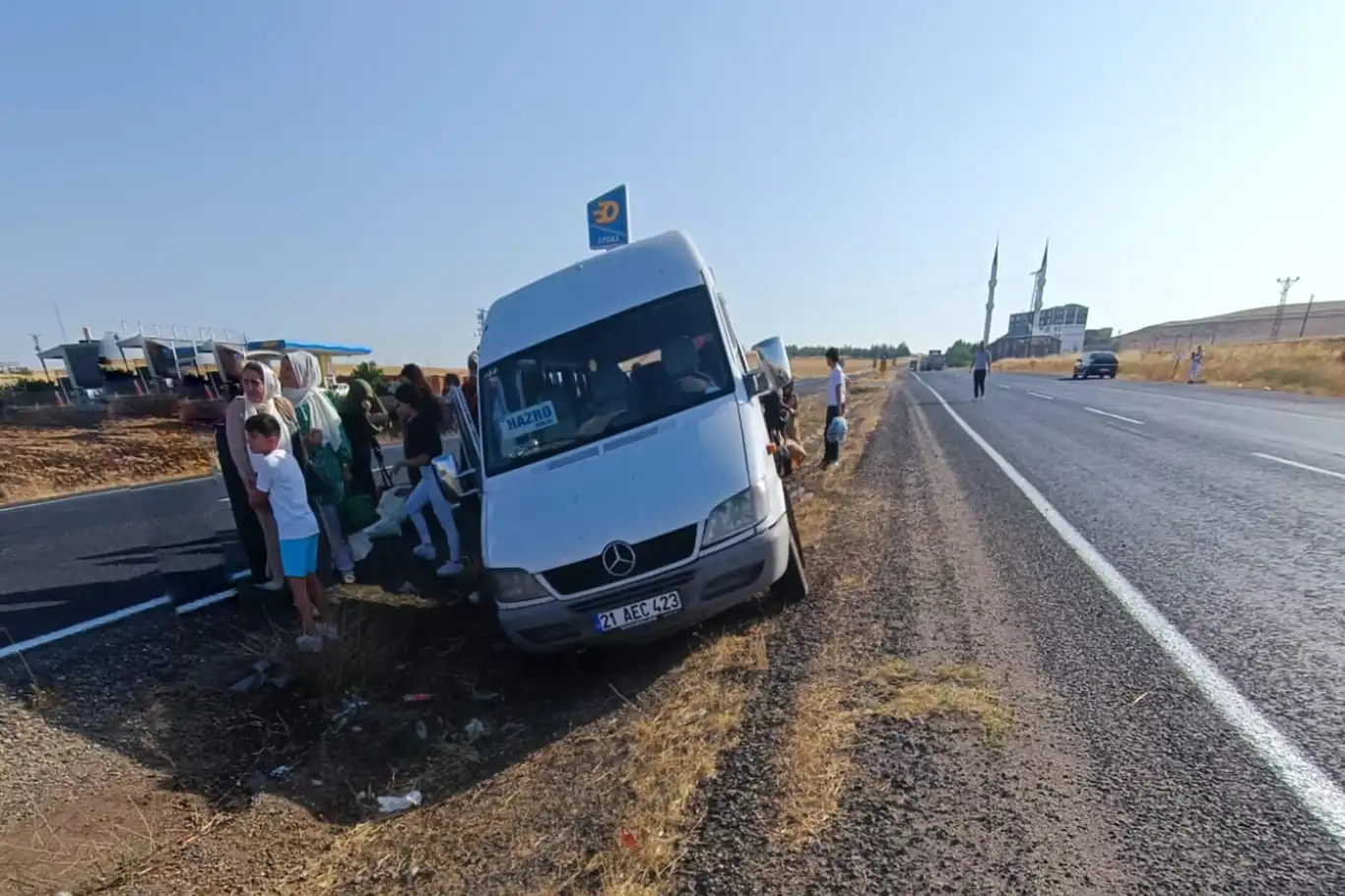 Diyarbakır'da minibüs şarampole devrildi