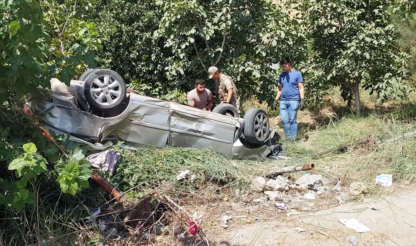 Otomobil takla attı: 3'ü çocuk 5 kişi yaralandı