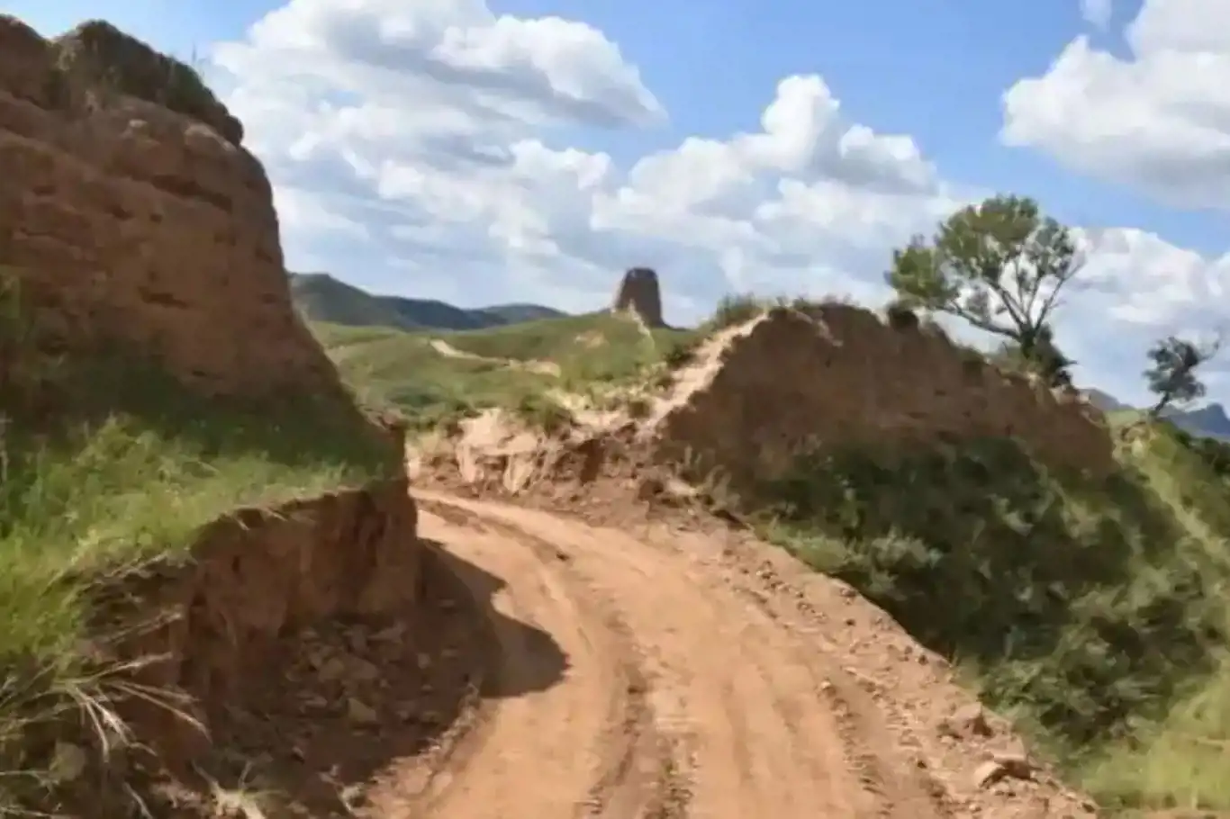 Yolu kısaltmak için tarihi surları yok ettiler!