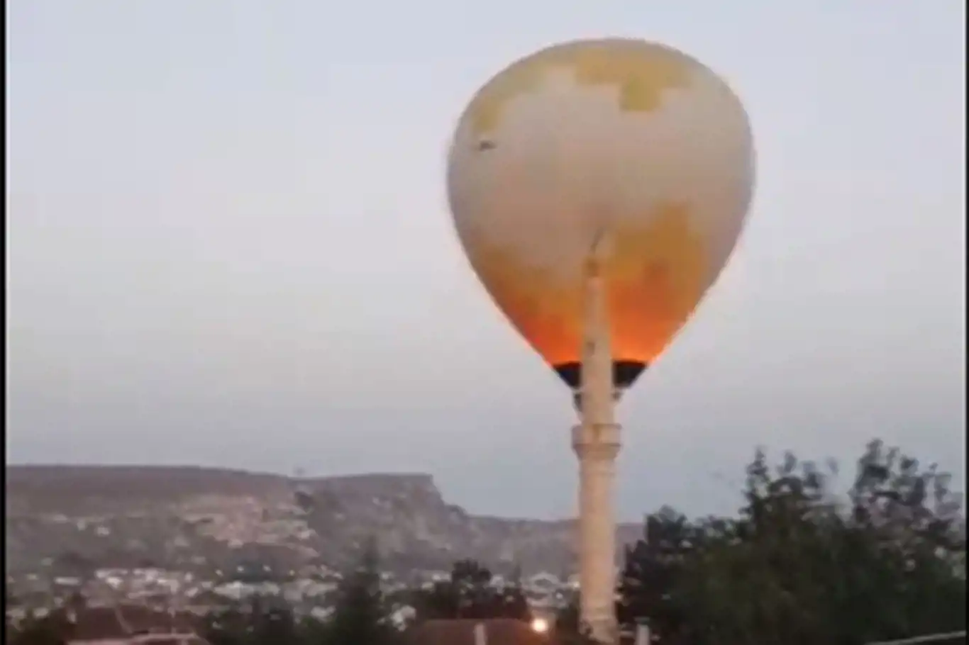 Balon minareye çarptı!