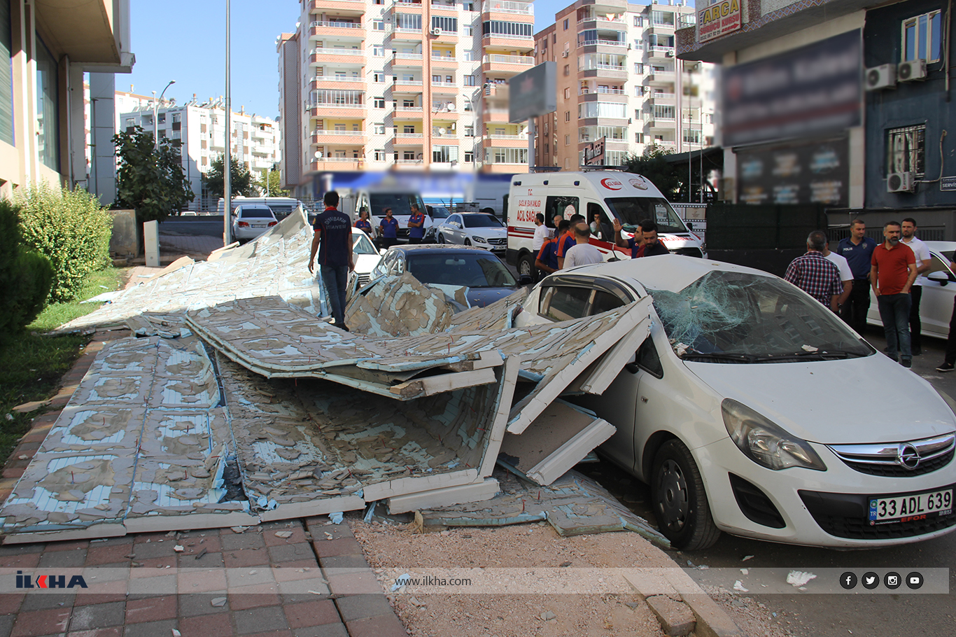 Diyarbakır'da binanın mantolama sıvası düştü: 3 araç ağır hasar aldı