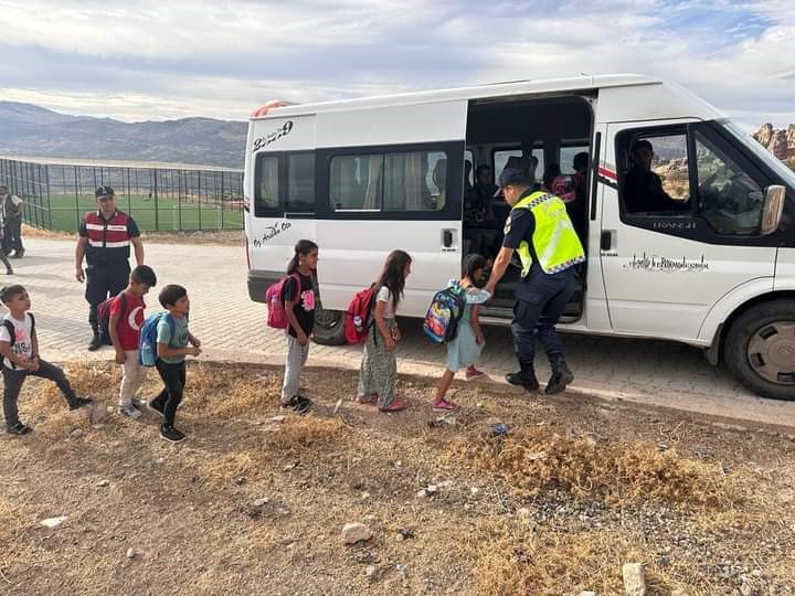  Diyarbakır'da Jandarma ve polis ekipleri öğrencilerin okullarına güvenli gitmelerini sağlıyor