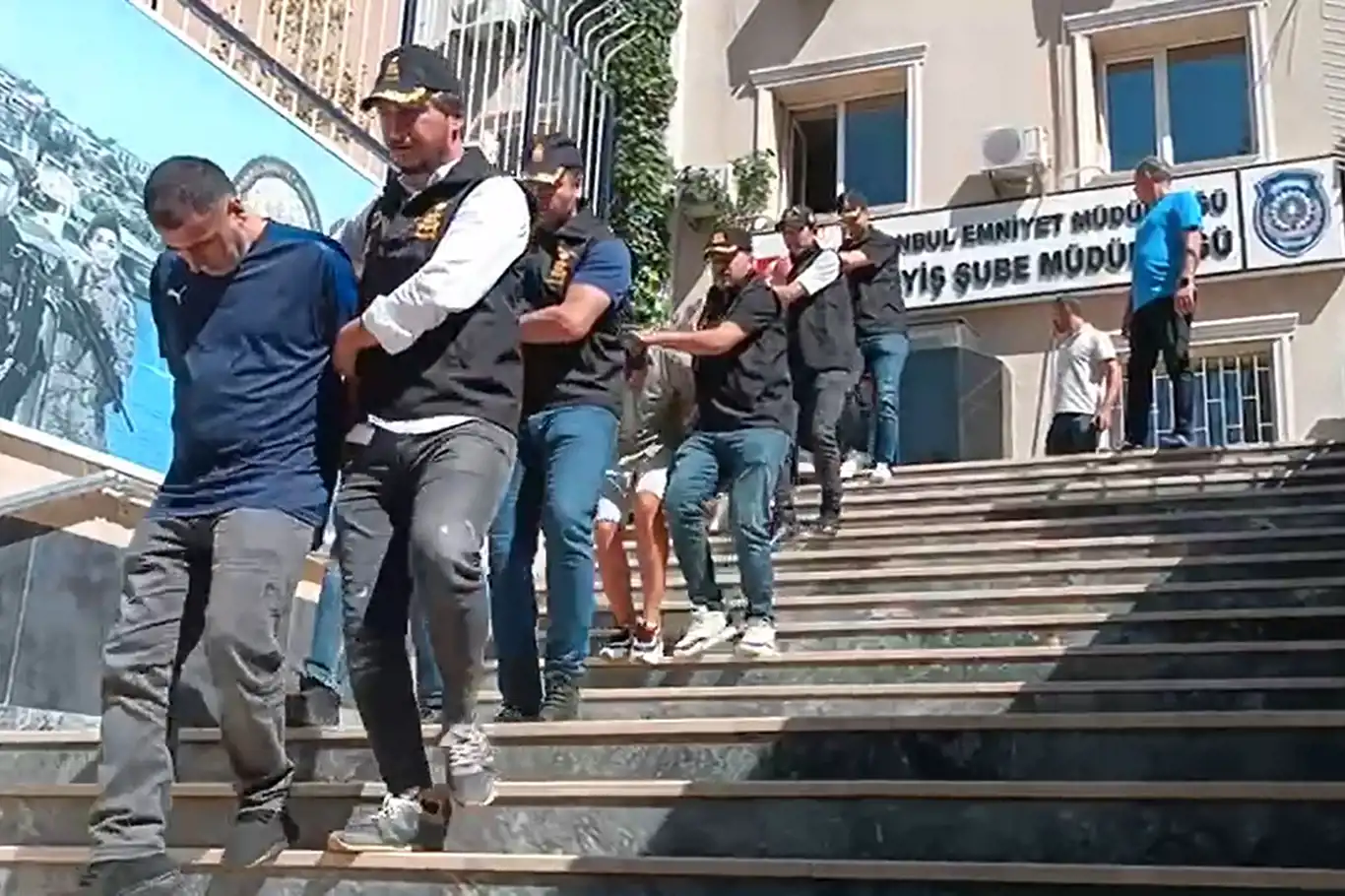 Kendilerini polis ve savcı olarak tanıtan dolandırıcılık şebekesi çökertildi