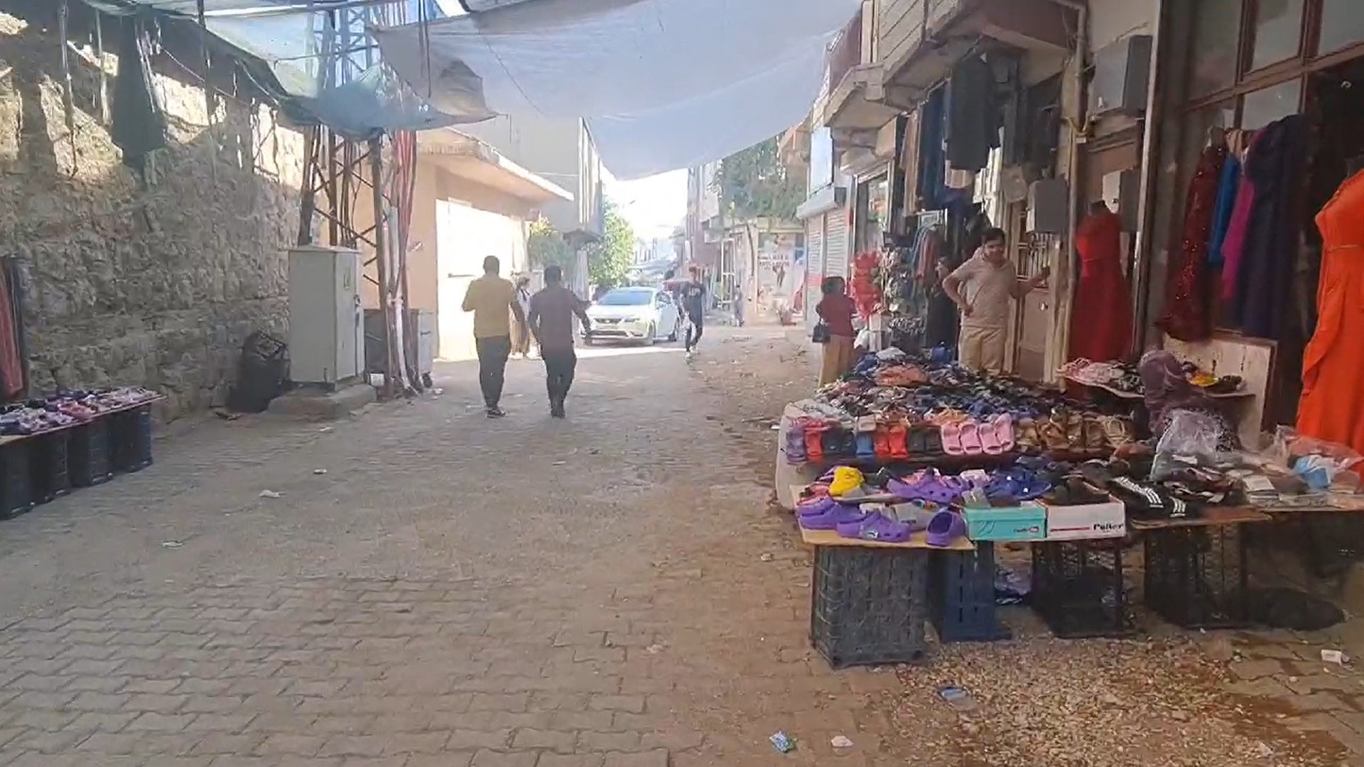 Diyarbakır’da dükkanlarının önünde oynayan 3 yaşındaki çocuk otomobilin altında kalarak can verdi