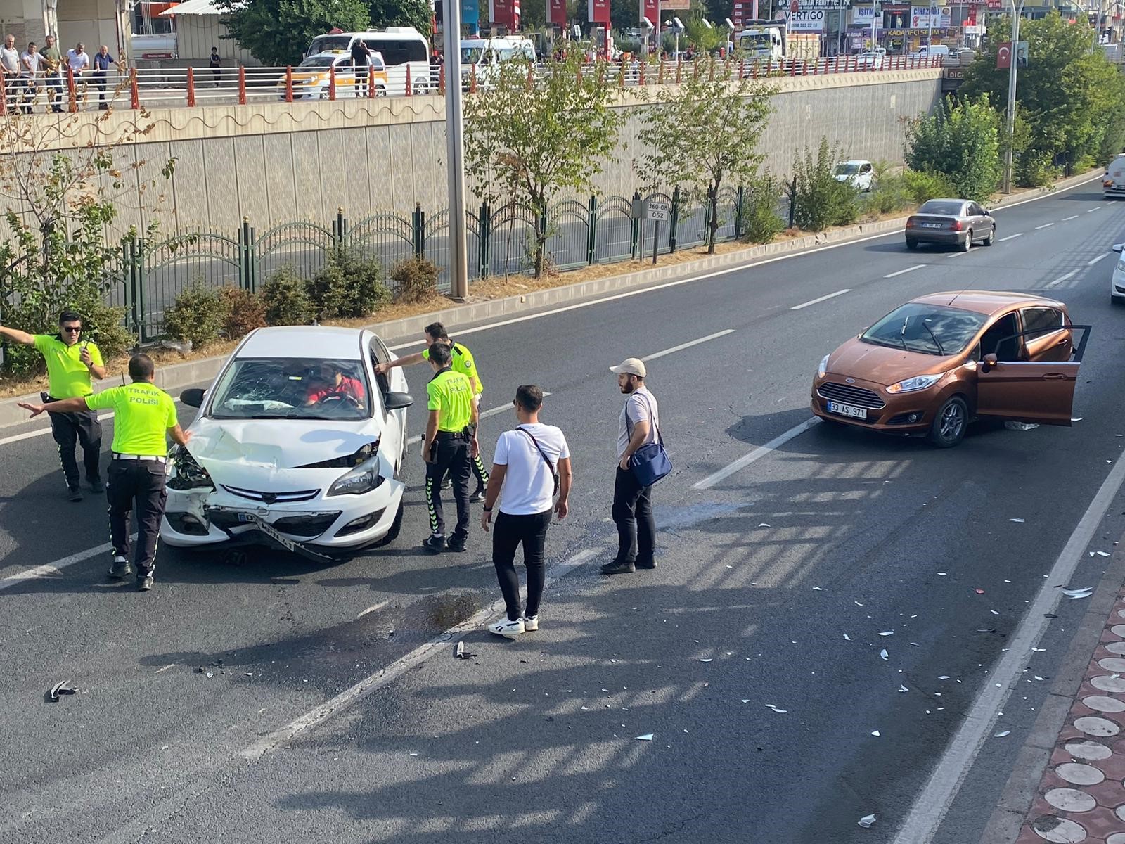 Diyarbakır’da otomobiller çarpıştı: 1 yaralı