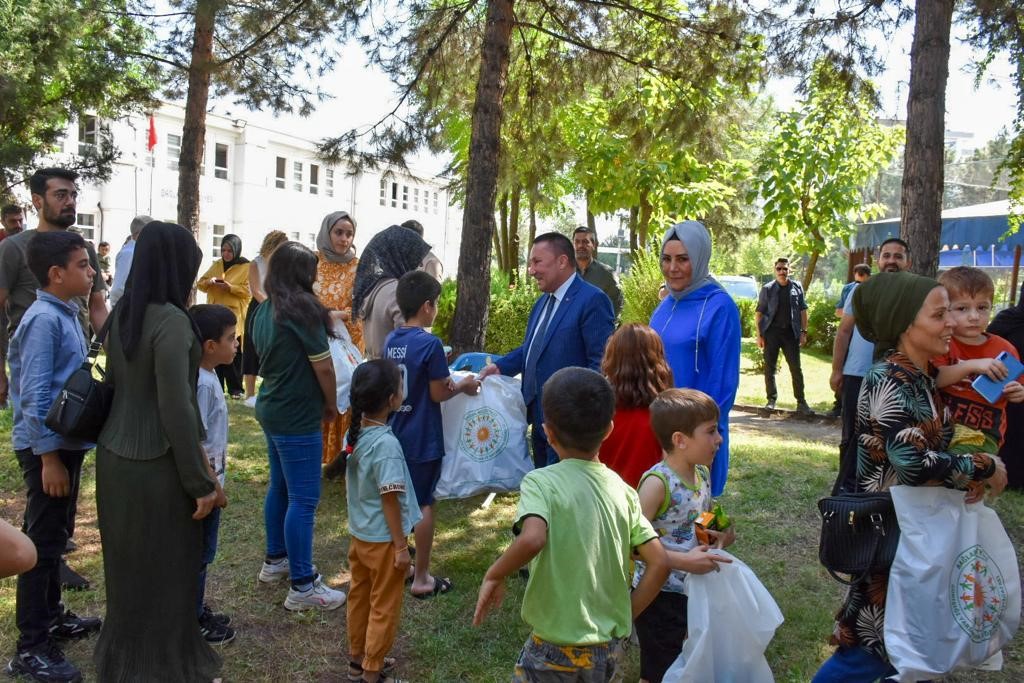 Diyarbakır’da ailelere giysi desteği