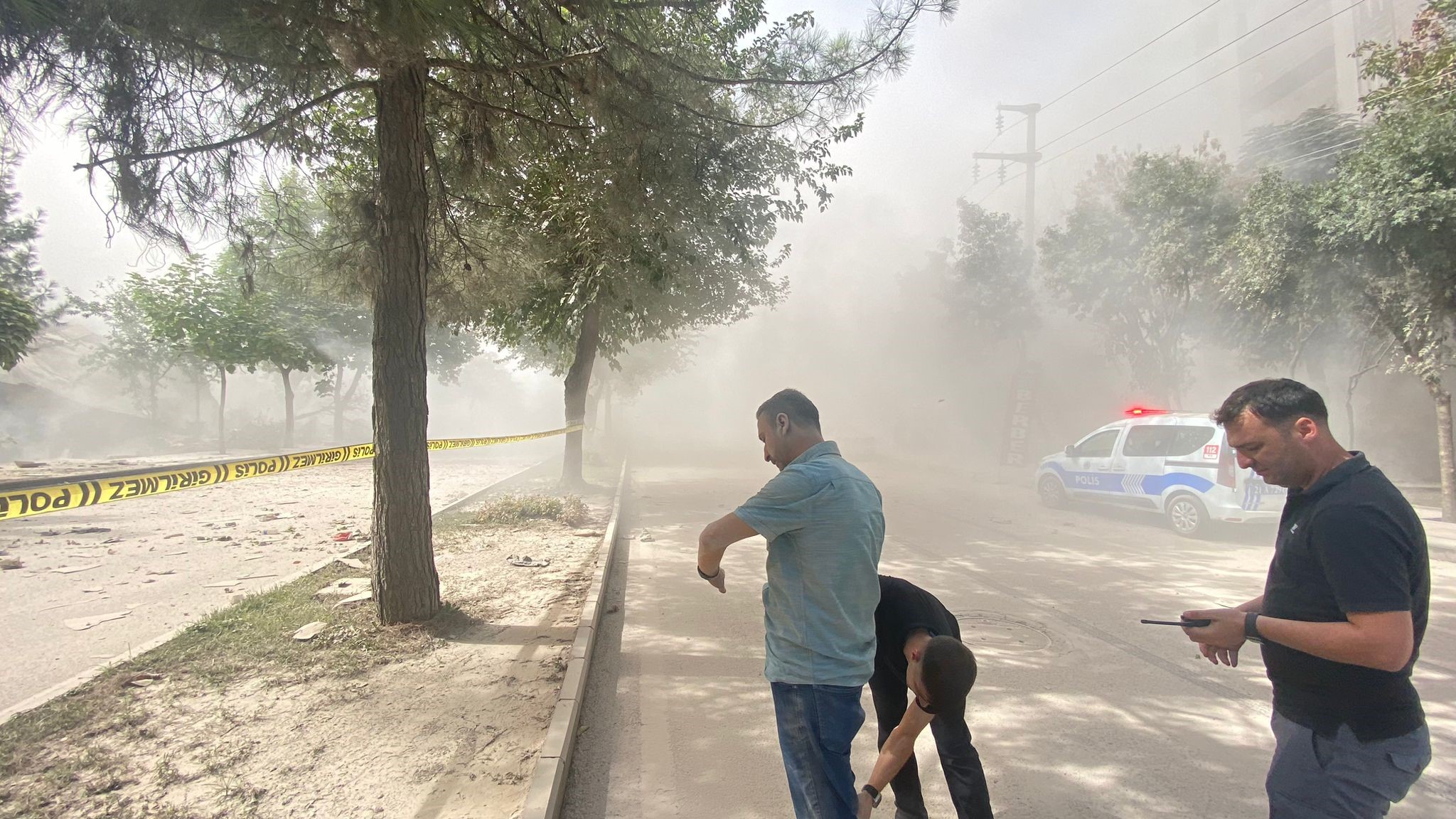 Diyarbakır’da bina çöktü trafik tıkandı