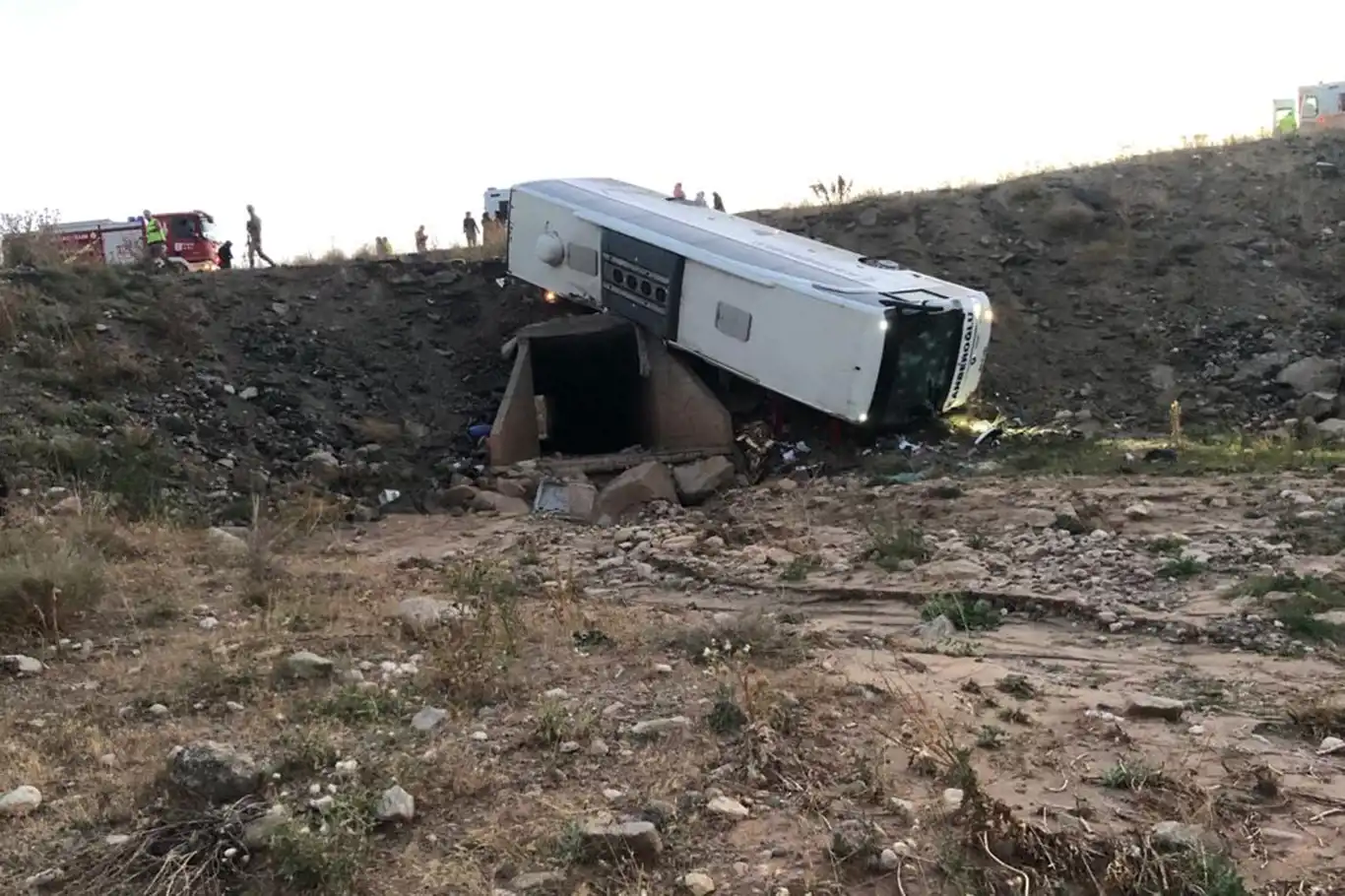 Yolcu otobüsü şarampole devrildi: 3 ölü, 22 yaralı