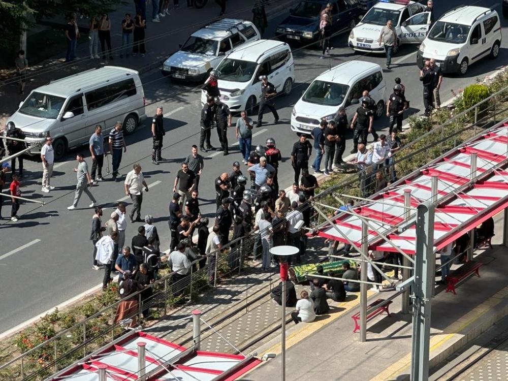 Tramvay yolunda tabutlu eylem