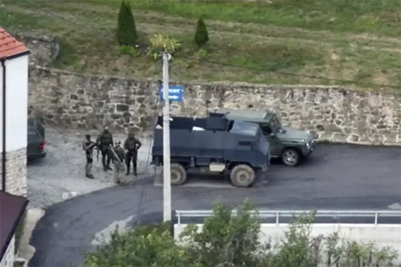 Polis manastıra giren saldırganı öldürdü