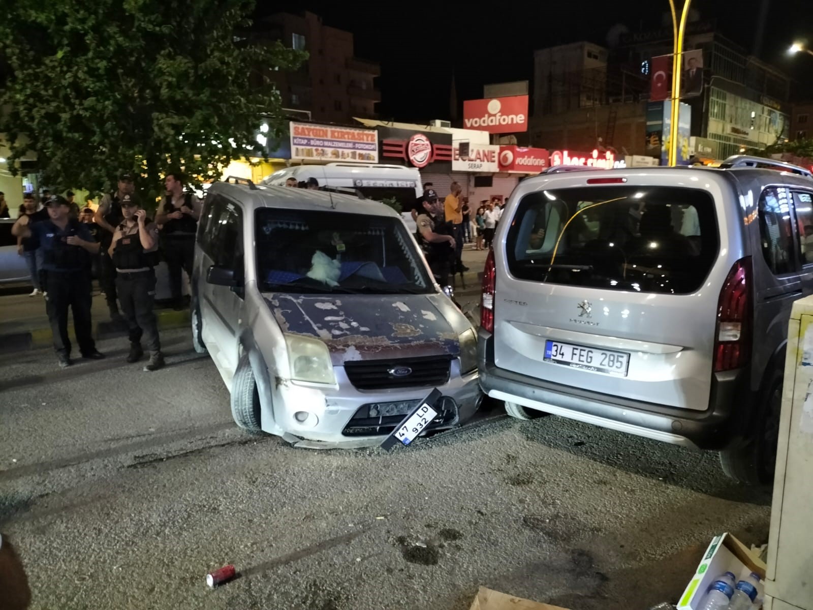 Otomobil ile kamyonet kafa kafaya çarpıştı: 5 yaralı