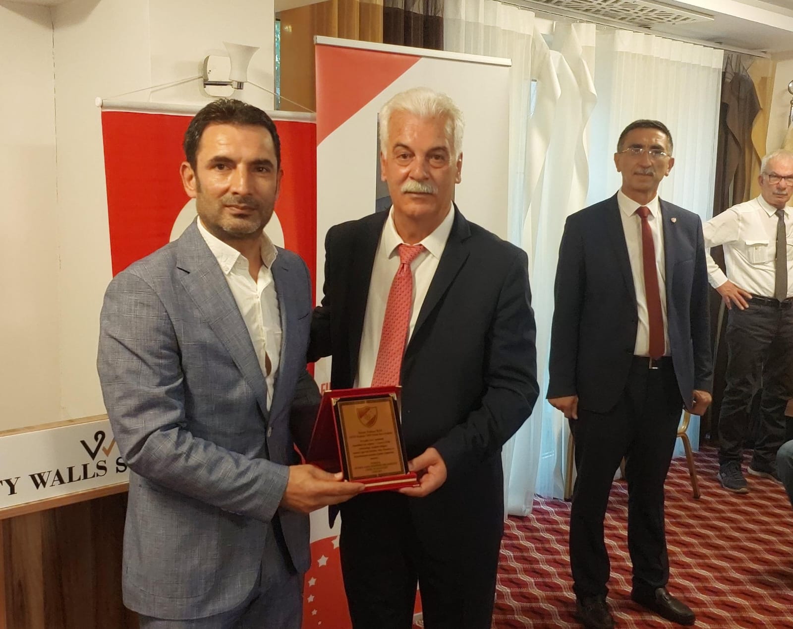 SAHA KOMİSERLERİNDEN TRT KURDİ VE GSYD'YE PLAKET 