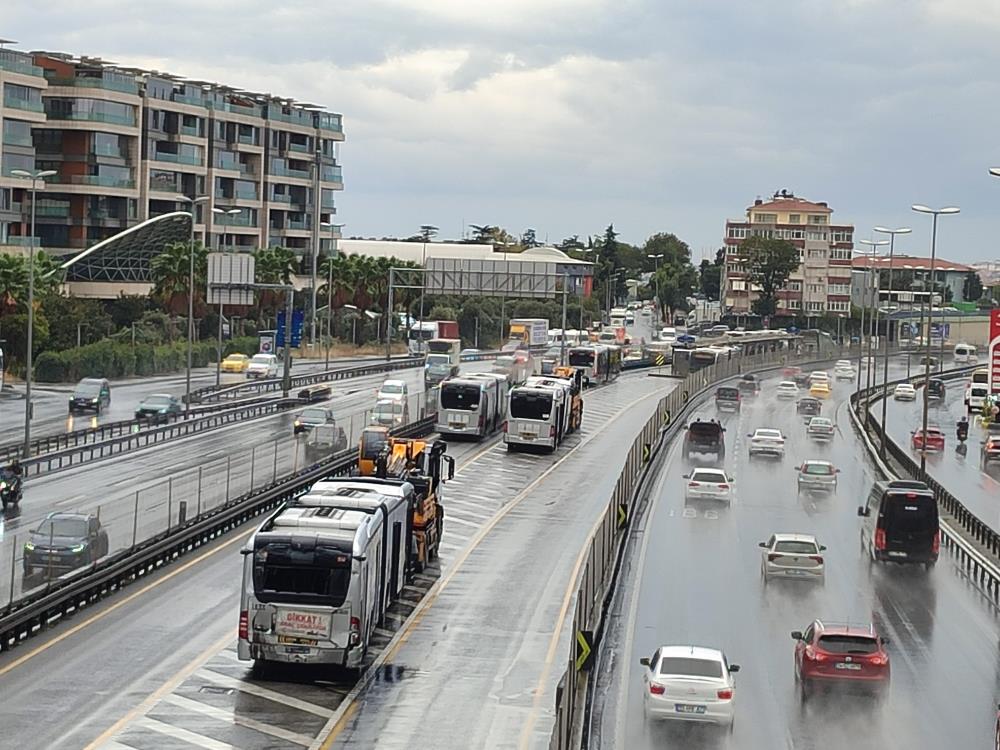 Metrobüsler çarpıştı: 4 yolcu yaralandı