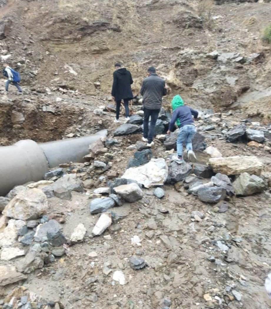 Diyarbakır’da sağanak ve dolu nedeniyle yol kapandı