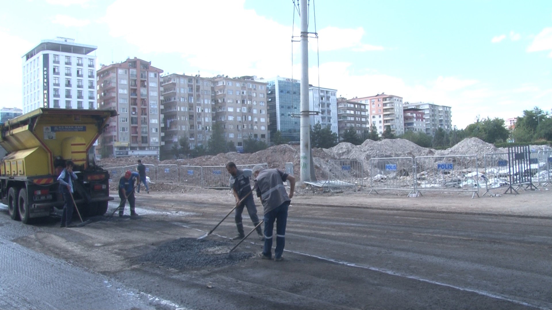 Galeria sitesinin yanındaki cadde aylar sonra asfaltlanıp ulaşıma açılacak