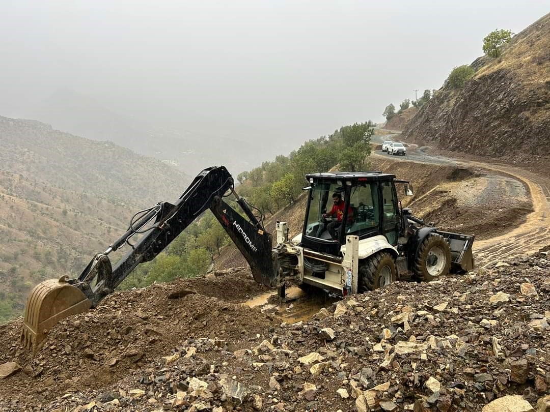 Diyarbakır'da heyelan nedeniyle kapanan yollarda çalışmalar devam ediyor