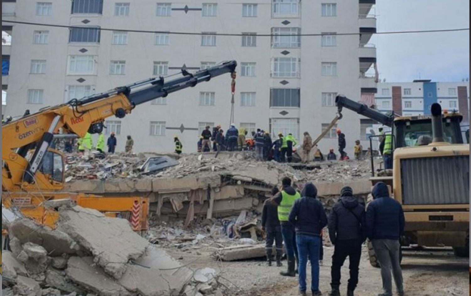 Depremde 100 kişiye mezar olan bina projesiz ve ruhsatsız yapılmış!