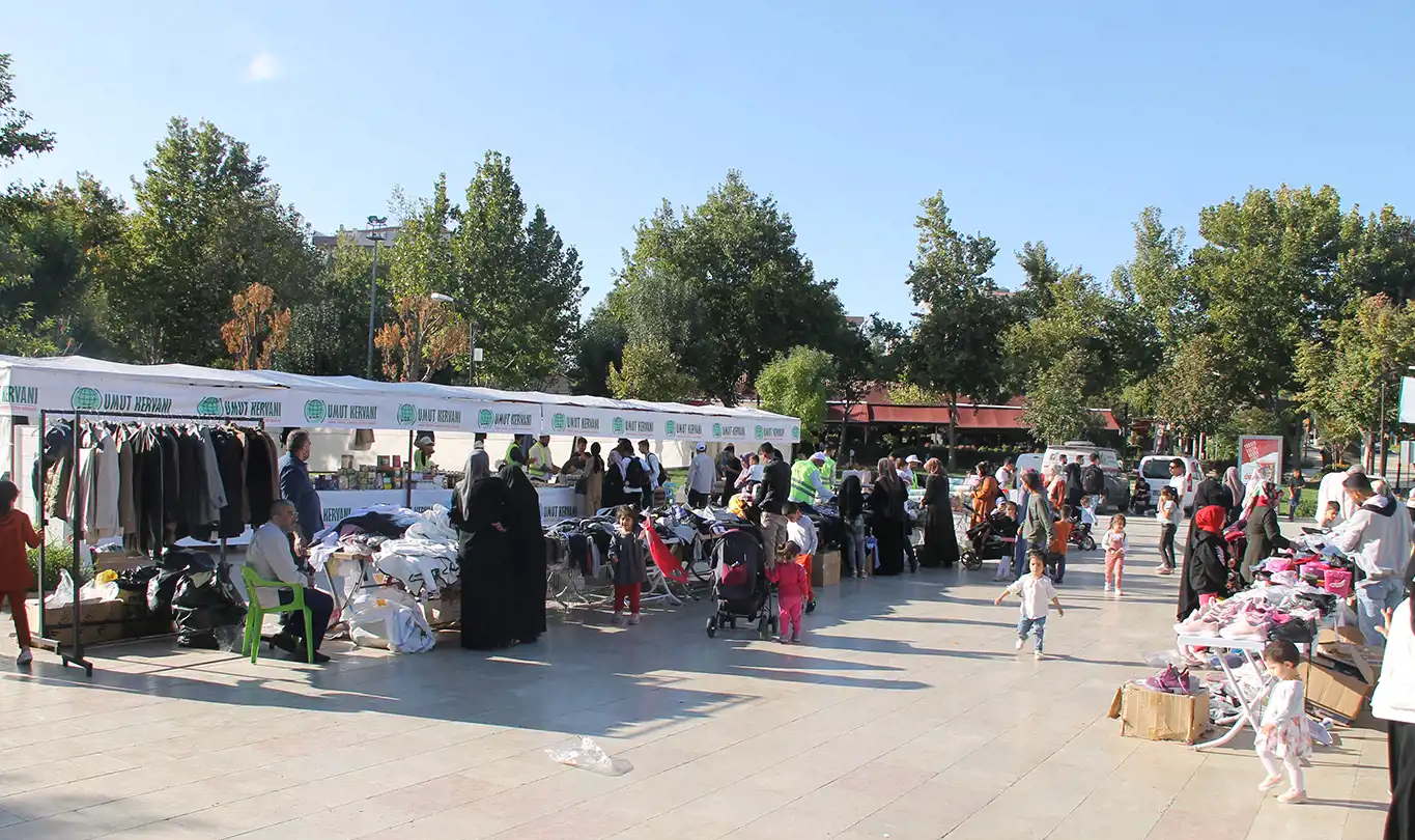 Diyarbakır'da yardım kermesi devam ediyor