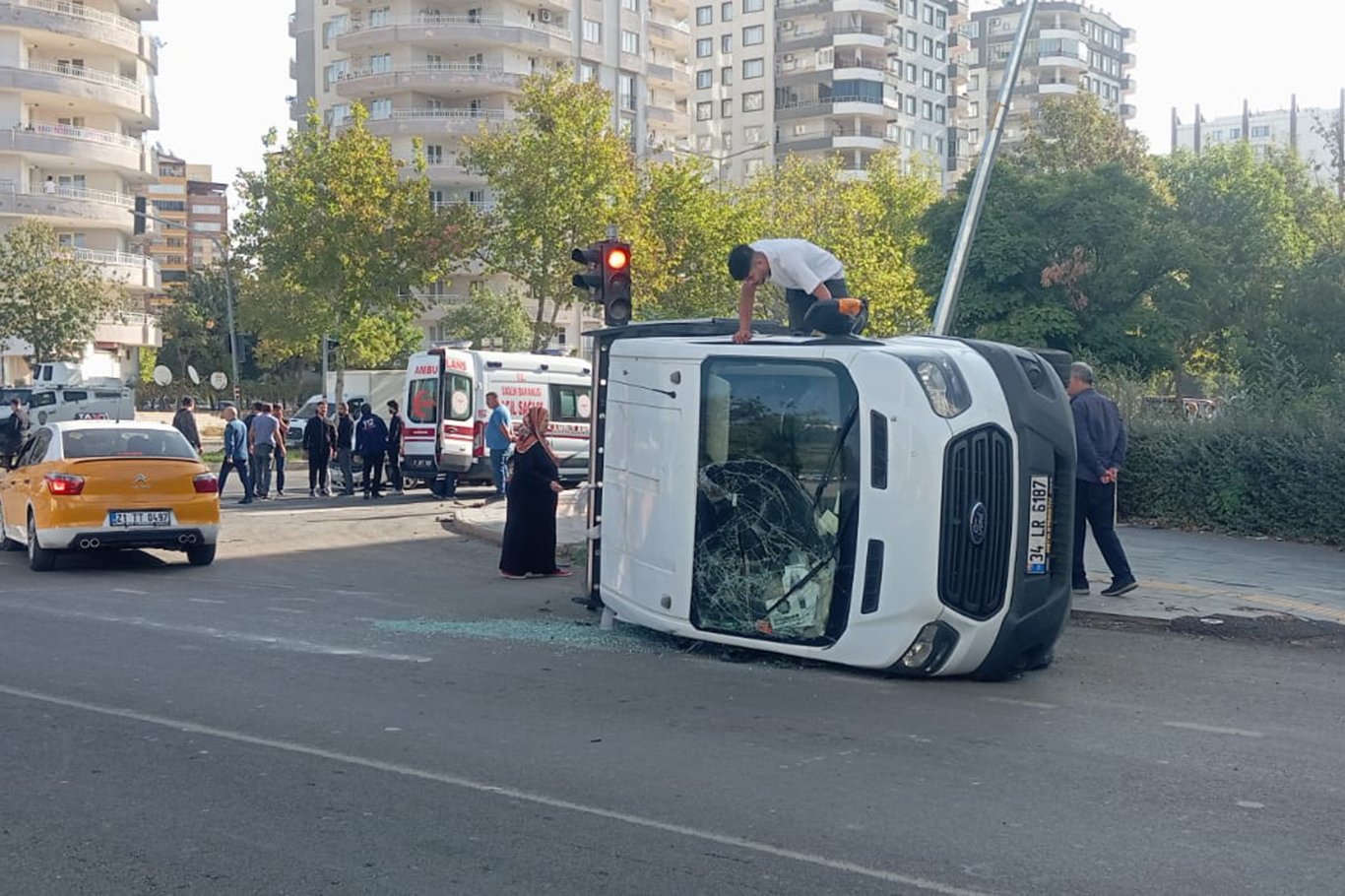 Diyarbakır'da babasına ait aracı izinsiz alan çocuk kaza yaptı: 3 yaralı  