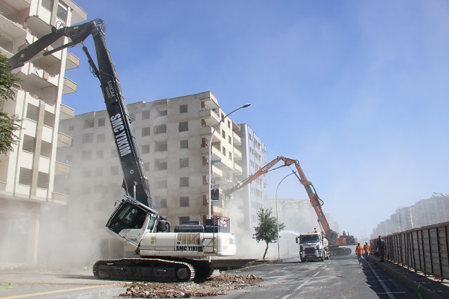 Diyarbakır'da ağır hasarlı binaların yıkımı devam ediyor