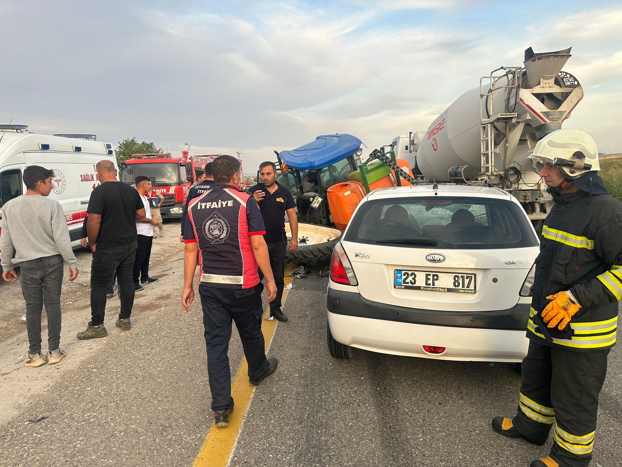  Diyarbakır’da traktör ile otomobil çarpıştı: 5 yaralı