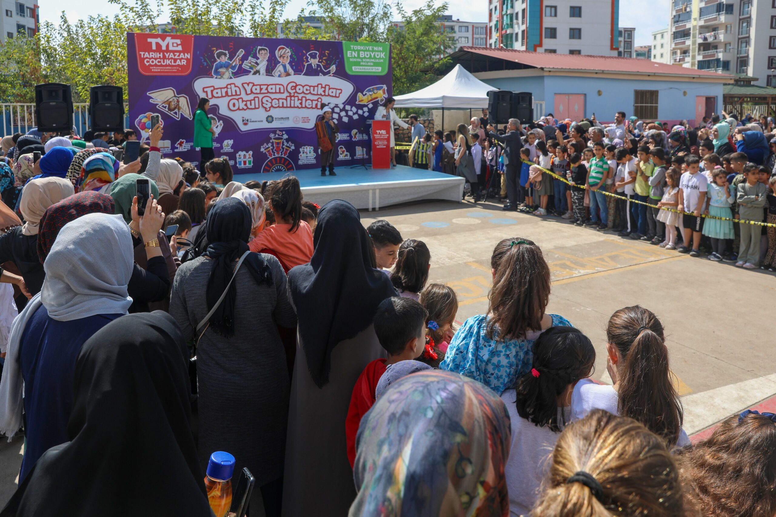 Diyarbakır’da “Tarih Yazan Çocuklar” şenliği başladı