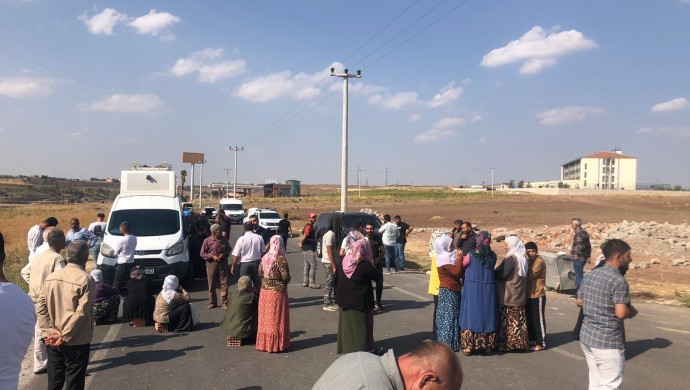 Su sorunu yaşayan mahalleli yolu trafiğe kapattı!