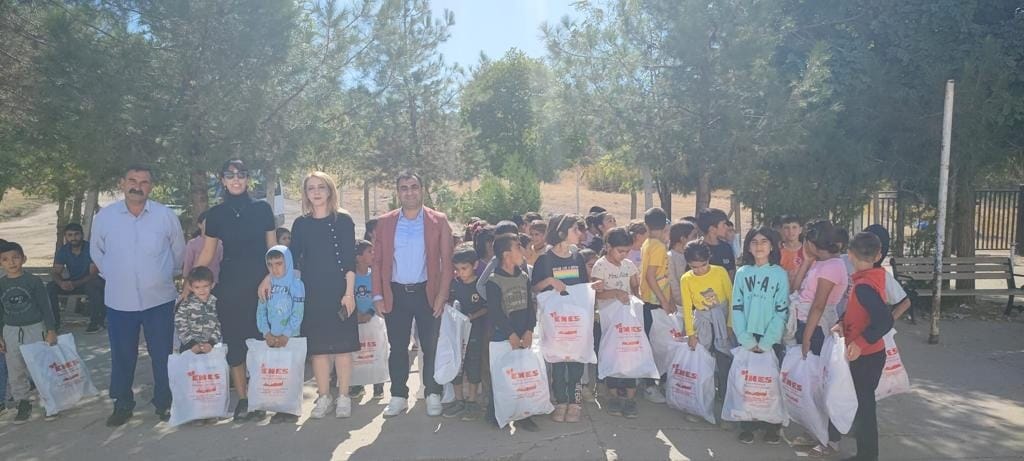 Bozkuş'tan Lice Hezan köyü öğrencilerine kırtasiye yardımı