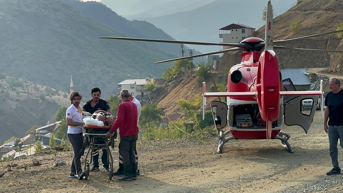 Ambulans helikopter, Diyarbakır’da ağaçtan düşen 82 yaşındaki Mevlüt amca için havalandı