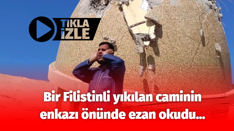 Bir Filistinli yıkılan caminin enkazı önünde ezan okudu...