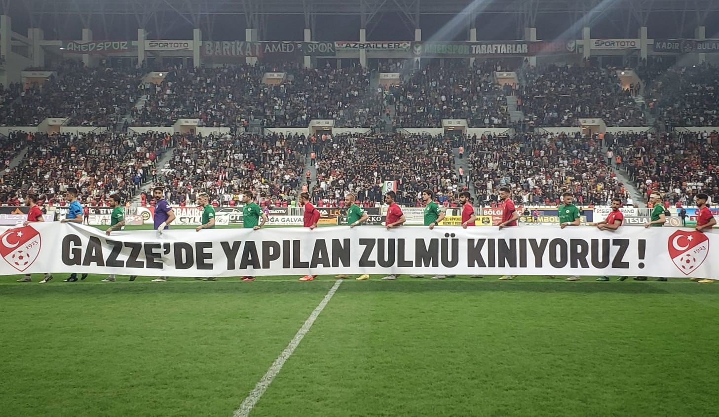 Futbolculardan "Gazze'de Yapılan Zulmü Kınıyoruz" pankartlı seronomi