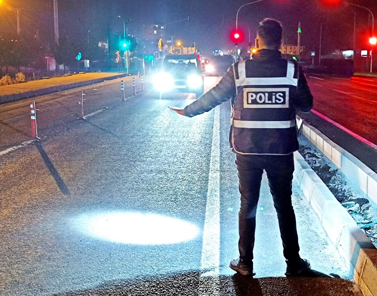 Diyarbakır’daki uygulamada polis bakın ne ele geçirdi!