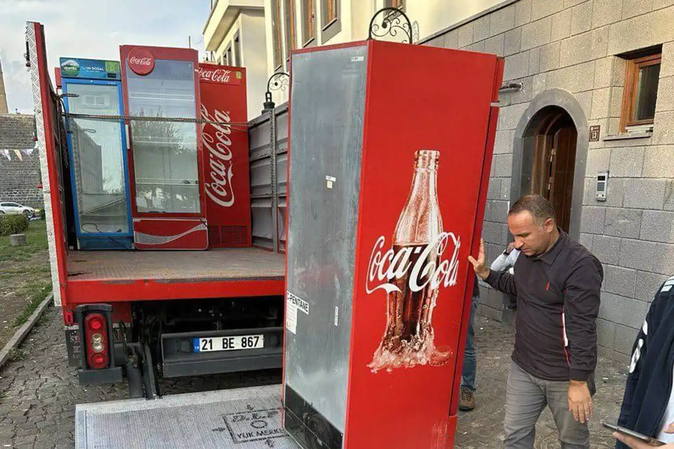 Diyarbakırlı esnaflar Coca-Cola ürün ve dolaplarını iade etti