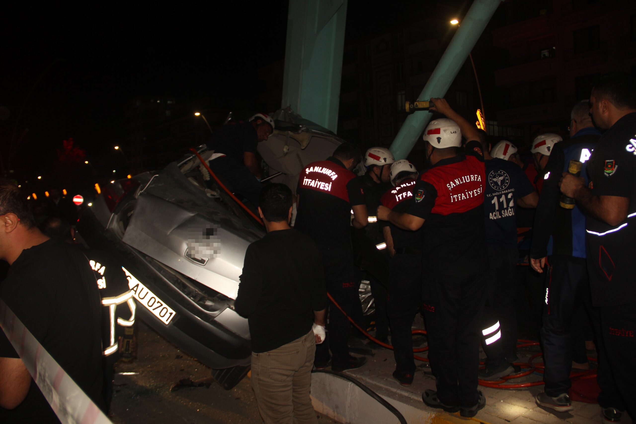 Otomobil üst geçidin ayağına çarptı: 2 ölü