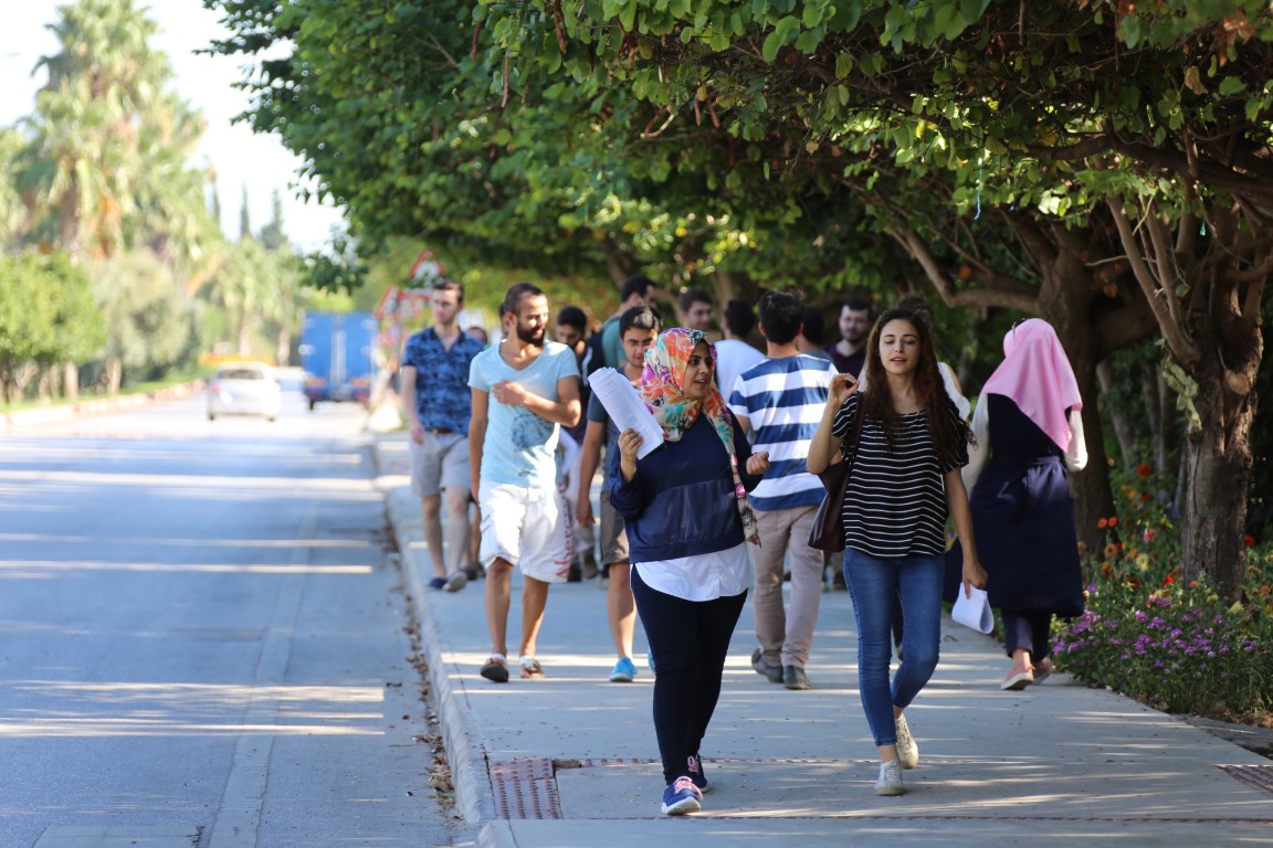 Üniversiteye yeni başlayan öğrencilere burs tuzağı