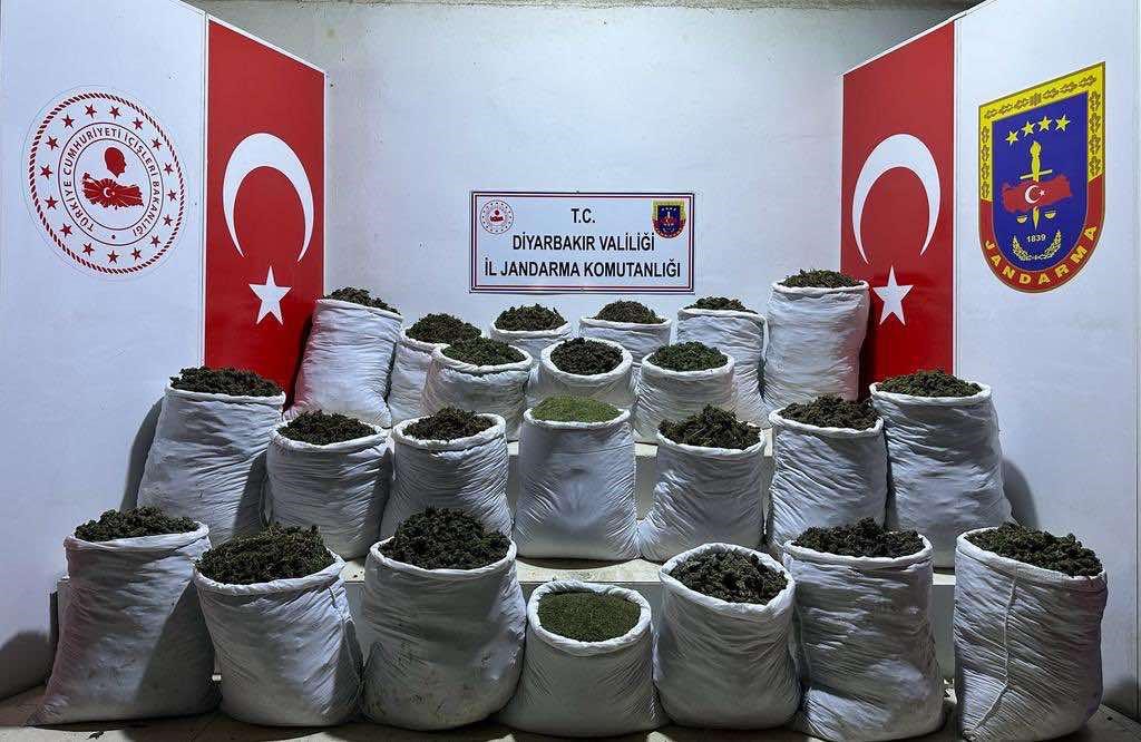 Diyarbakır’da yüzlerce kilo esrar yakalandı!